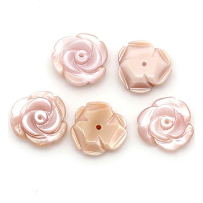 Looduslikust emapärlist graveeritud lill/12 mm