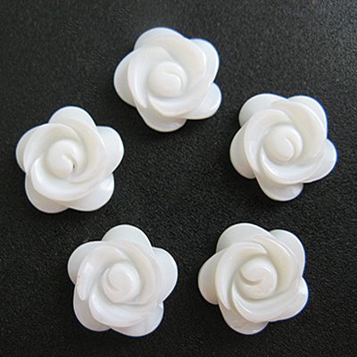 Looduslikust emapärlist graveeritud lill/15 mm/5tk